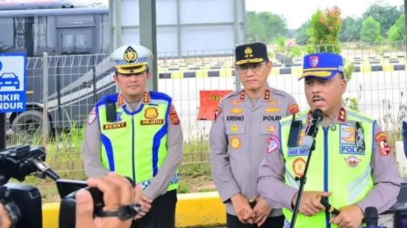 Kakorlantas Polri Irjen Pol Agus Suryo Nugroho berdiri di lokasi ruas Tol Trans Sumatra Tempino–Pijoan saat meninjau kesiapan arus mudik Lebaran di Jambi.