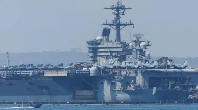 Gugus kapal induk Amerika Serikat beroperasi di perairan Timur Tengah saat Iran mengancam akan membalas setiap serangan sebagai perang total.