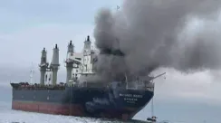 Kapal kargo Thailand Mayuree Naree terbakar di Selat Hormuz setelah insiden tabrakan pada 11 Maret 2026.