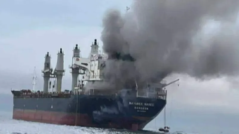Kapal kargo Thailand Mayuree Naree terbakar di Selat Hormuz setelah insiden tabrakan pada 11 Maret 2026.