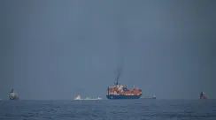 Kapal tanker minyak dan kapal kargo melintas di Selat Hormuz terlihat dari Khor Fakkan pada 11 Maret 2026.