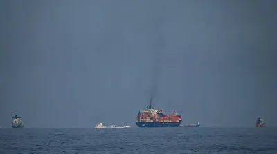 Kapal tanker minyak dan kapal kargo melintas di Selat Hormuz terlihat dari Khor Fakkan pada 11 Maret 2026.
