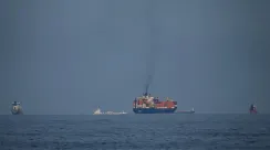 Kapal kontainer dan kapal tanker melintas di Selat Hormuz, jalur utama perdagangan minyak dunia yang menjadi pusat ketegangan konflik Iran, AS, dan Israel.