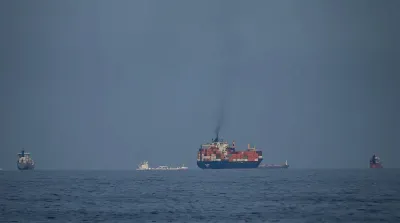 Kapal kontainer dan kapal tanker melintas di Selat Hormuz, jalur utama perdagangan minyak dunia yang menjadi pusat ketegangan konflik Iran, AS, dan Israel.