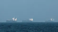 Kapal-kapal tanker minyak berlayar di Selat Hormuz, jalur utama distribusi minyak dunia yang menjadi sorotan akibat konflik Timur Tengah.