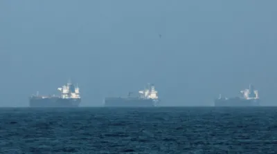 Kapal-kapal tanker minyak berlayar di Selat Hormuz, jalur utama distribusi minyak dunia yang menjadi sorotan akibat konflik Timur Tengah.