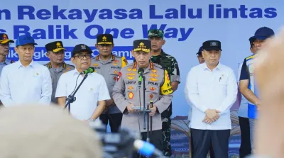 Kapolri Listyo Sigit Prabowo memimpin pembukaan one way nasional arus balik Lebaran di GT Kalikangkung Jawa Tengah.
