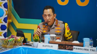 Kapolri Listyo Sigit Prabowo memantau pengamanan malam takbiran Lebaran di Medan.