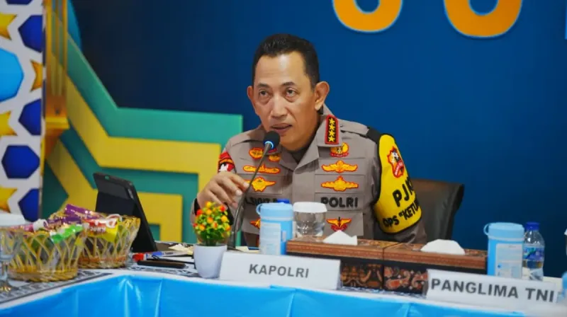 Kapolri Listyo Sigit Prabowo memantau pengamanan malam takbiran Lebaran di Medan.