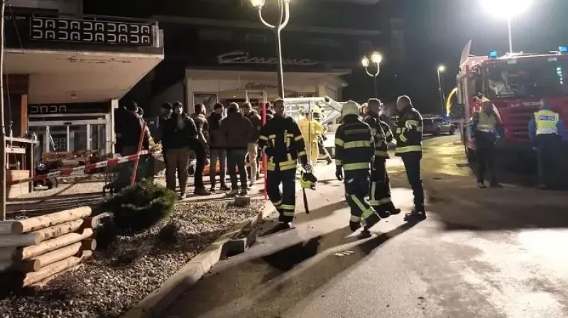 Petugas darurat bekerja di lokasi kebakaran bar Le Constellation, Crans-Montana, Swiss, setelah tragedi Tahun Baru yang menewaskan puluhan orang.