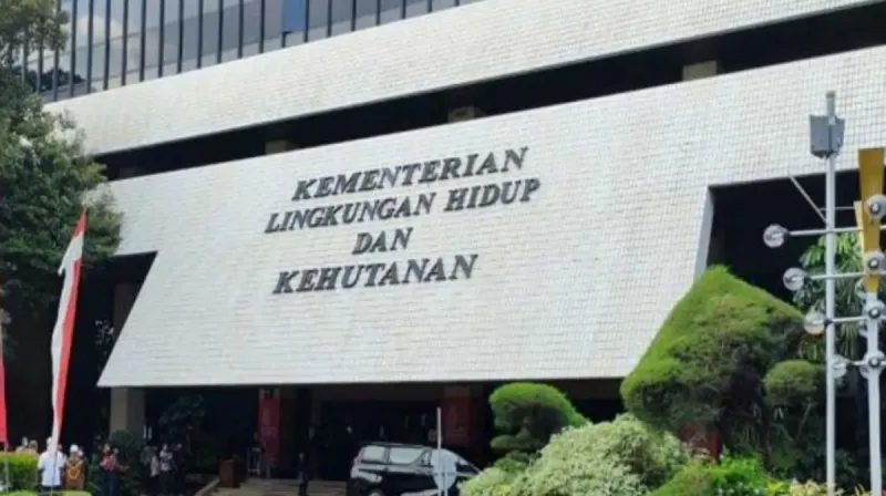Tampak Gedung Kantor Kementerian Kehutanan Republik Indonesia di Jakarta sebagai pusat administrasi kebijakan sektor kehutanan.
