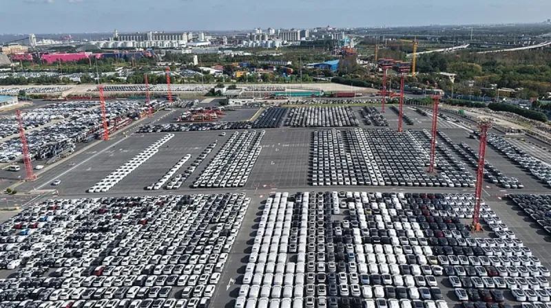 Deretan kendaraan energi baru di terminal ekspor otomotif Shanghai, China, siap dikirim ke pasar internasional.