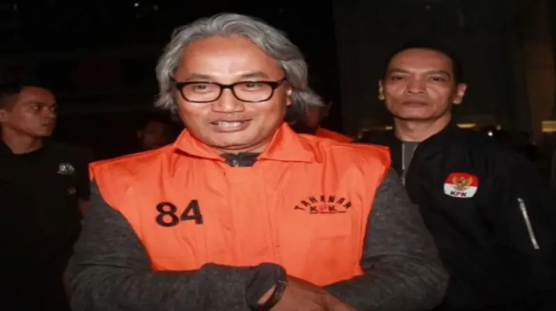 Kepala KPP Madya Banjarmasin Mulyono Purwo Wijoyo mengenakan rompi oranye tahanan KPK usai diperiksa dalam kasus dugaan suap restitusi pajak PT Buana Karya Bhakti.