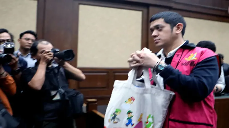 Kerry Andrianto Riza usai menjalani sidang di Pengadilan Tipikor Jakarta terkait kasus dugaan korupsi tata kelola minyak mentah dan produk kilang.
