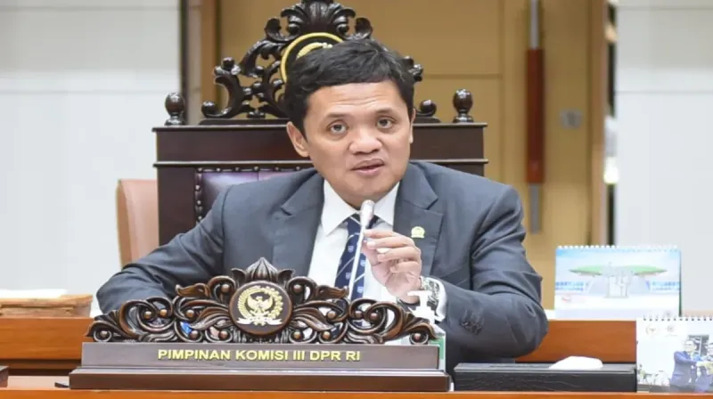 Ketua Komisi III DPR RI Habiburokhman saat memimpin rapat di kompleks parlemen Jakarta.