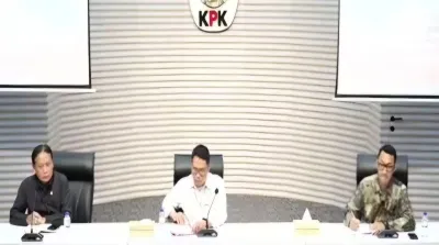 Plt Deputi Penindakan dan Eksekusi KPK Asep Guntur Rahayu didampingi Juru Bicara KPK Budi Prasetyo dan Anggota Komisi Yudisial Abhan saat menyampaikan keterangan pers di Gedung Merah Putih KPK, Jakarta.