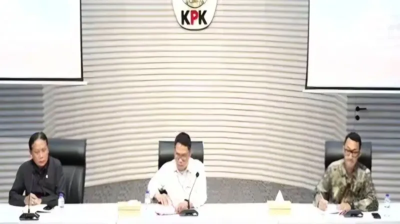 Plt Deputi Penindakan dan Eksekusi KPK Asep Guntur Rahayu didampingi Juru Bicara KPK Budi Prasetyo dan Anggota Komisi Yudisial Abhan saat menyampaikan keterangan pers di Gedung Merah Putih KPK, Jakarta.