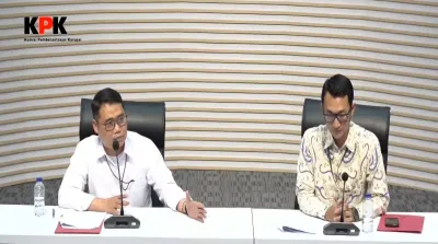 Deputi Penindakan KPK Asep Guntur Rahayu dan Juru Bicara KPK Budi Prasetyo mengumumkan penahanan Yaqut Cholil Qoumas dalam kasus korupsi kuota haji dan pungutan commitment fee kepada jemaah haji khusus.