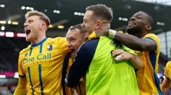 Louis Reed merayakan gol kedua Mansfield Town ke gawang Burnley pada babak keempat Piala FA 2025/26.