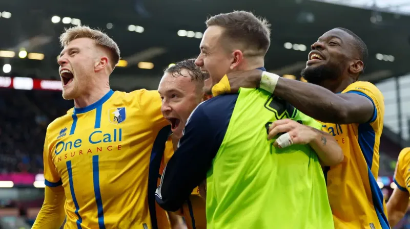 Louis Reed merayakan gol kedua Mansfield Town ke gawang Burnley pada babak keempat Piala FA 2025/26.