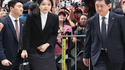 Mantan Ibu Negara Korea Selatan Kim Keon Hee tiba di kantor kejaksaan di Seoul untuk diperiksa atas dugaan suap dan penyalahgunaan kekuasaan.
