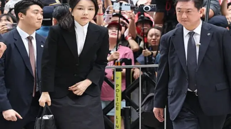 Mantan Ibu Negara Korea Selatan Kim Keon Hee tiba di kantor kejaksaan di Seoul untuk diperiksa atas dugaan suap dan penyalahgunaan kekuasaan.