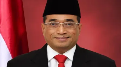 Mantan Menteri Perhubungan Budi Karya Sumadi saat berada di depan Gedung KPK Jakarta terkait pemeriksaan kasus dugaan suap proyek jalur kereta DJKA Kemenhub.