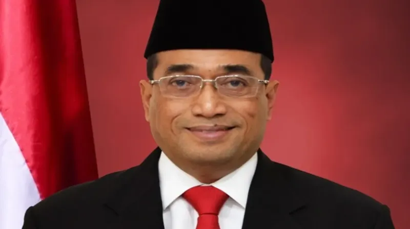 Mantan Menteri Perhubungan Budi Karya Sumadi saat berada di depan Gedung KPK Jakarta terkait pemeriksaan kasus dugaan suap proyek jalur kereta DJKA Kemenhub.