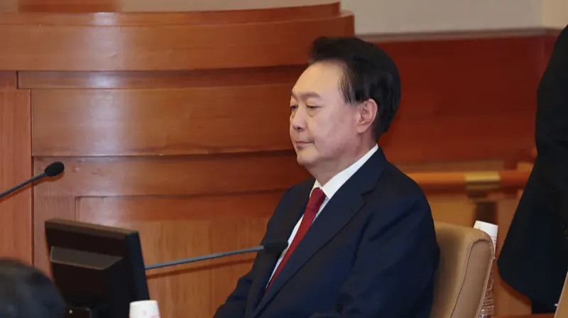 Mantan Presiden Korea Selatan Yoon Suk-yeol hadir dalam sidang pemakzulan di Mahkamah Konstitusional Korea Selatan, Seoul.