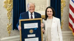 Maria Corina Machado menyerahkan secara simbolik Hadiah Nobel Perdamaian kepada Presiden Amerika Serikat Donald Trump dalam pertemuan di Washington DC terkait upaya mendorong transisi demokrasi Venezuela.