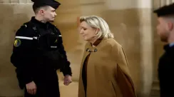 Pemimpin sayap kanan Prancis Marine Le Pen tiba pengadilan di Paris untuk sidang banding kasus dugaan korupsi dana Parlemen Eropa.