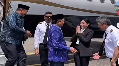 Menteri Agama Nasaruddin Umar menaiki jet pribadi milik Ketua Umum Partai Hanura Oesman Sapta Odang (OSO) dalam kunjungan kerja ke Sulawesi Selatan.
