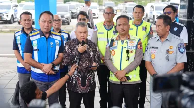 Menteri Perhubungan Dudy Purwagandhi bersama Kakorlantas Polri Agus Suryonugroho memberikan keterangan pers di Command Center terkait rekayasa lalu lintas one way arus balik Lebaran.