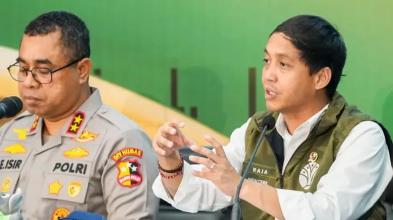 Menteri Kehutanan Raja Juli Antoni berdiri di sisi kanan saat menyampaikan pernyataan mengenai kasus pemburuan Gajah Sumatera di Riau.