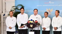 Airlangga Hartarto menyampaikan keterangan pers di Istana Kepresidenan Jakarta terkait pertumbuhan ekonomi Indonesia kuartal pertama 2026 yang tetap stabil.