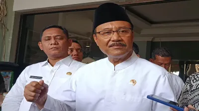 Menteri Sosial Saifullah Yusuf berbicara kepada media saat kunjungan di Cikarang Utara, Kabupaten Bekasi, terkait kebijakan BPJS PBI nonaktif.
