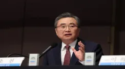 Menteri Luar Negeri Korea Selatan Cho Hyun membahas Dewan Perdamaian Trump dan dampaknya terhadap hubungan dagang dengan AS.
