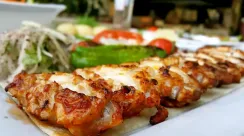 Menu sahur dengan lauk tinggi protein seperti telur dan ayam untuk menjaga energi saat puasa.