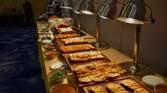 Tamu menikmati hidangan buka puasa buffet bertema Ramadan Tiba di Asoka Restaurant, Aston Kartika Grogol Hotel & Conference Center, Jakarta.