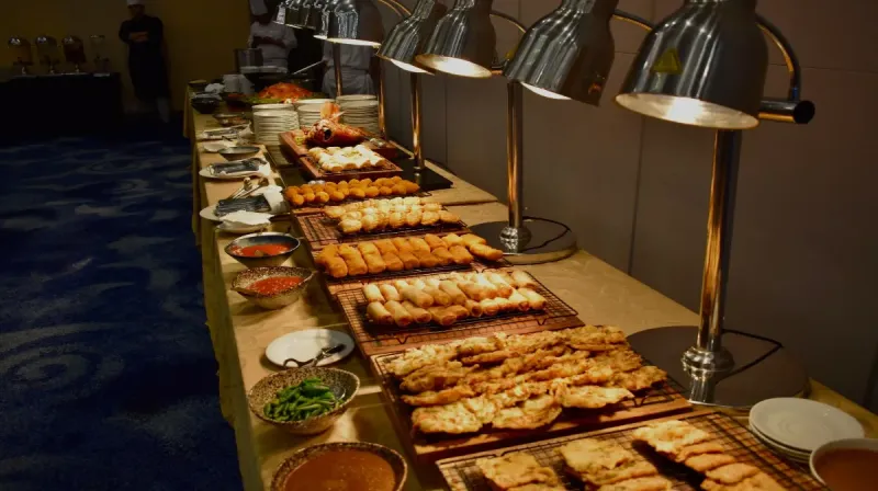 Tamu menikmati hidangan buka puasa buffet bertema Ramadan Tiba di Asoka Restaurant, Aston Kartika Grogol Hotel & Conference Center, Jakarta.