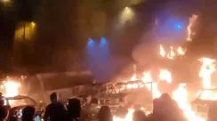 Kendaraan dan fasilitas umum terbakar saat bentrokan dalam protes di Iran, di tengah laporan organisasi HAM yang mencatat 2.571 korban tewas.
