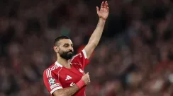 Mohamed Salah mengenakan seragam Liverpool saat pertandingan di Anfield dalam musim terakhirnya bersama Liverpool sebelum hengkang pada akhir musim.