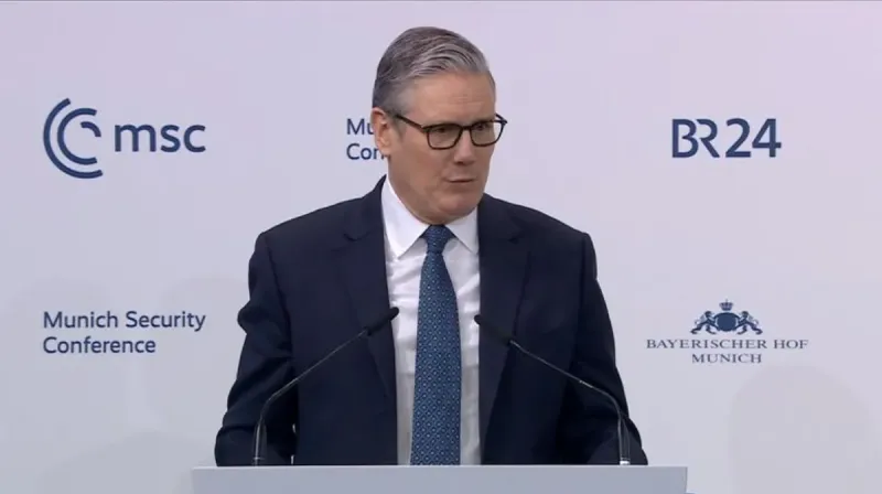 Keir Starmer berbicara di Konferensi Keamanan Munich, menegaskan Inggris siap berperang di bawah bendera NATO dan mengerahkan kapal induk ke Kutub Utara.