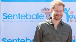 Pangeran Harry meninjau layanan kesehatan di Pos Kesehatan Kasane milik Sentebale di Botswana, berinteraksi dengan tenaga medis dan penerima manfaat program.
