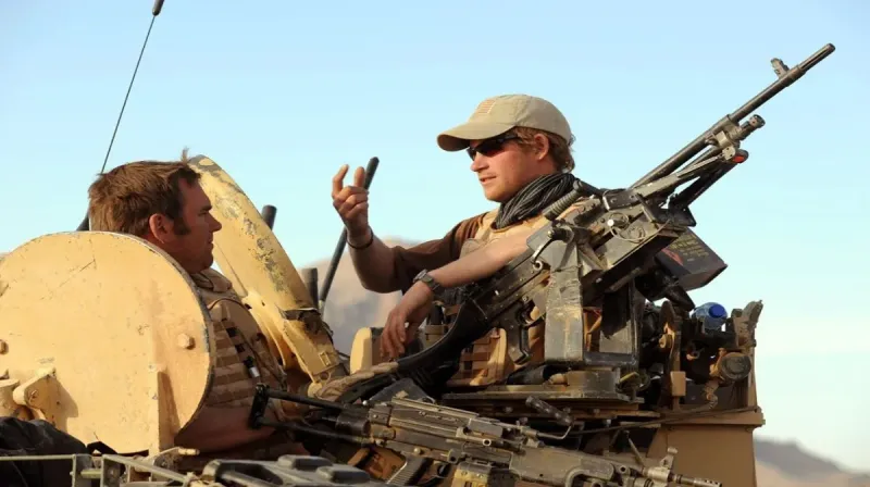 Pangeran Harry berdiri di atas kendaraan lapis baja Spartan saat menjalankan misi militer di Provinsi Helmand, Afghanistan selatan.
