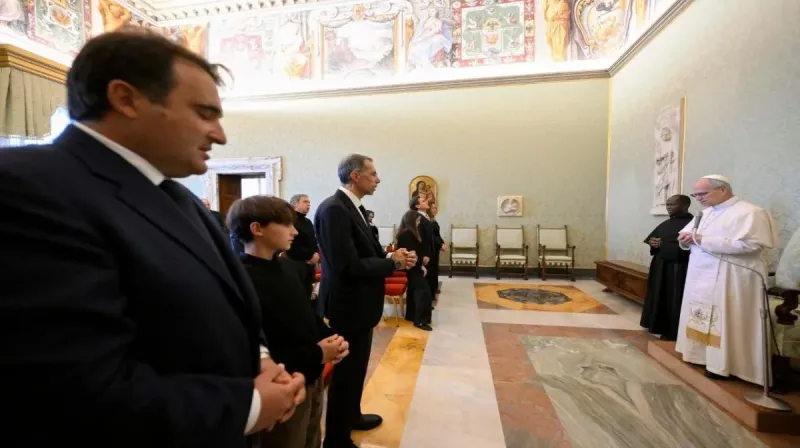 Paus Leo XIV berdoa bersama keluarga korban kebakaran Crans-Montana, Swiss, yang kehilangan orang terkasih dalam tragedi malam Tahun Baru.