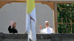 Paus Leo XIV bertemu dengan Presiden Ukraina Volodymyr Zelenskyy di Vatikan.