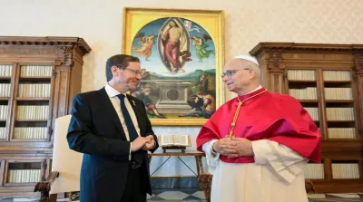 Paus Leo XIV menerima Presiden Israel Isaac Herzog dalam audiensi resmi di Vatikan.