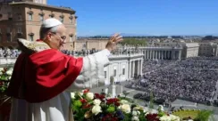 Paus Leo XIV menyampaikan pesan Urbi et Orbi di Lapangan Santo Petrus Vatikan pada perayaan Paskah.