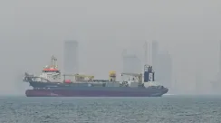 Kapal-kapal dagang terlihat berlabuh di perairan lepas pantai Uni Emirat Arab pada 2 Maret 2026 setelah Iran menutup Selat Hormuz di tengah eskalasi konflik Timur Tengah.